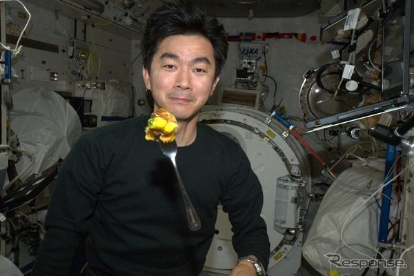 休日に宇宙日本食のラーメンを紹介する油井宇宙飛行士