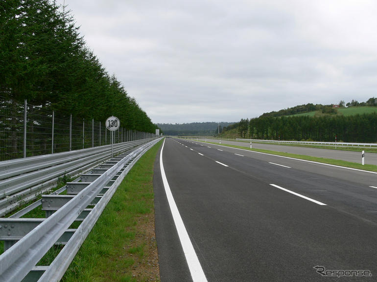ドイツ地方都市の道路状況を再現　日産高速テストコース