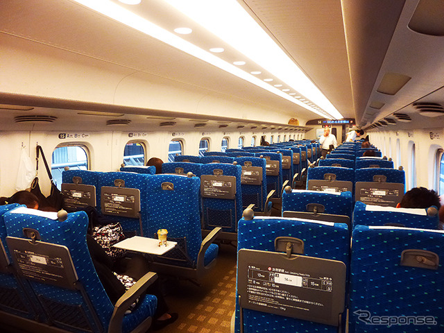 日曜日の朝8時台に東京を発った「こだま639号」N700系車内。公衆無線LANも利用できる