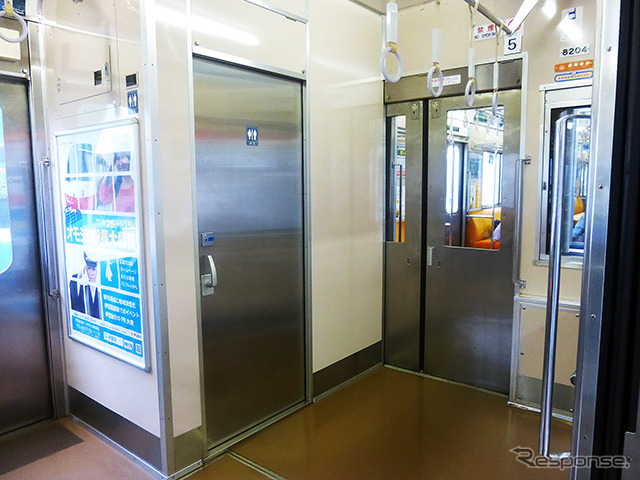 伊豆急8000系には、東急8000系時代にはなかったトイレが設置してある