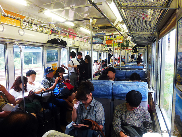 日曜日の朝9時台、伊豆急下田行き電車（伊豆急8000系）の車内。西武の特急車両で使われたクロスシートが海側に