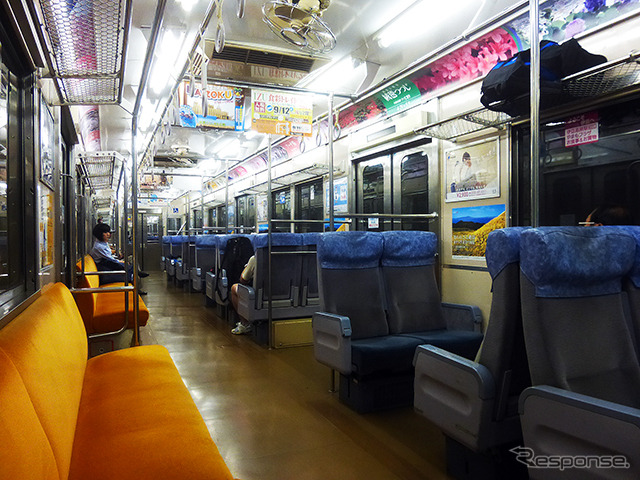 日曜夕方の熱海行き伊東線・伊豆急線電車（伊豆急8000系）内