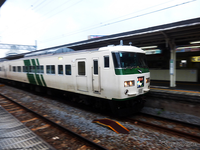 伊東駅に入る185系「踊り子」