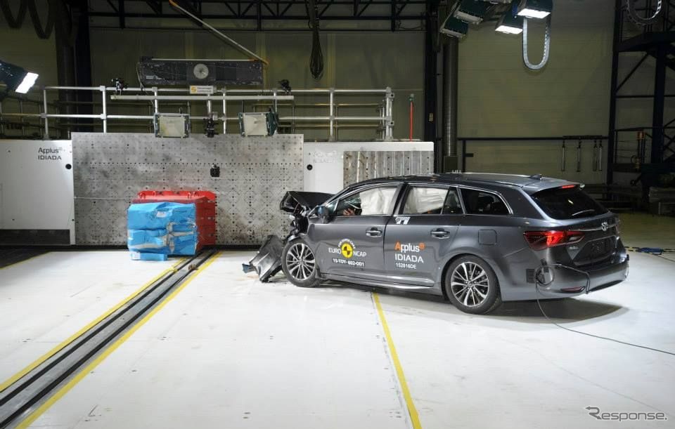 ユーロNCAPのトヨタアベンシス改良新型の衝突安全テスト