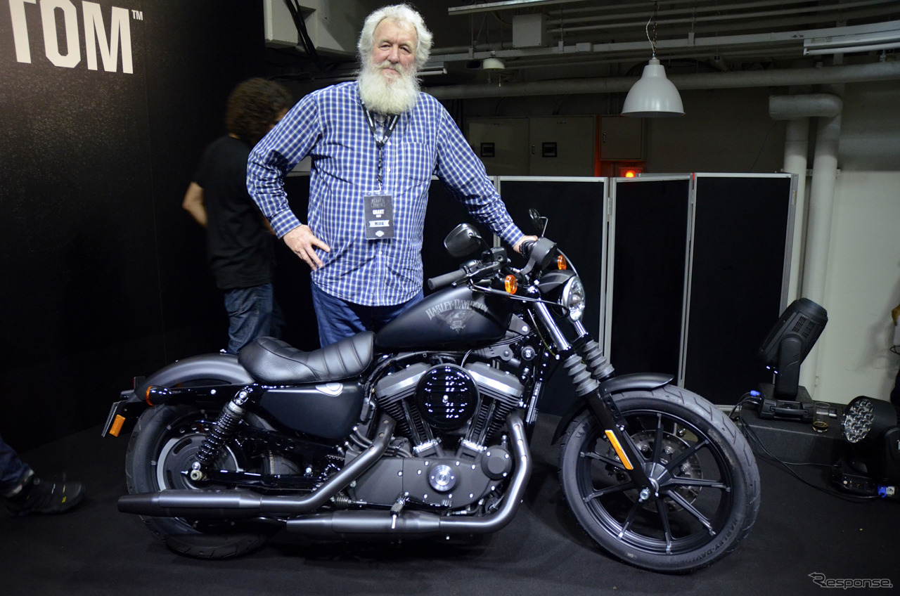 オーストラリアのバイク専門誌「MOTORCYCLE TRADER」の記者、グラントさん。2016年型アイアン883と。