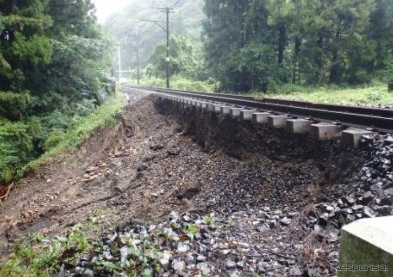 記録的な豪雨の影響により複数路線で被害が発生した東武鉄道は各線の被害状況と復旧見込みを発表。鬼怒川線新高徳～小佐越間では盛土が流出した。同線は1週間程度での復旧を見込んでいる