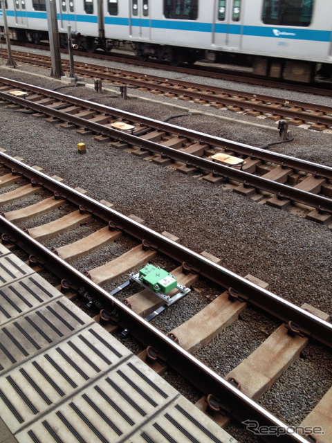 小田急は全線で新型の自動列車停止装置、D-ATS-Pの設置が完了したと発表。9月12日から全線で運用を開始した。写真は駅に設置されたD-ATS-Pの緑色の地上子