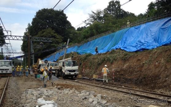 東武鉄道の日光線と鬼怒川線は9月18日中に全区間再開する見通しとなった。写真は日光線下小代駅構内の復旧作業。