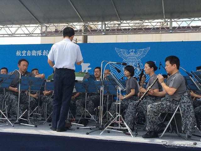 自衛隊は音楽隊による演奏も披露する。