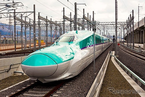 来年3月26日に開業する北海道新幹線のH5系電車。太田国交相は9月18日の会見で「非常に大きな期待感を持っている」と述べた。