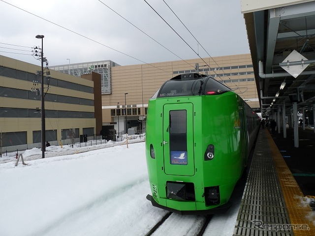北海道新幹線と在来線が線路を共用する形になる青函トンネルは、定期運行の在来線旅客列車が全て廃止される見込み。写真は青函トンネルを通る特急『スーパー白鳥』。