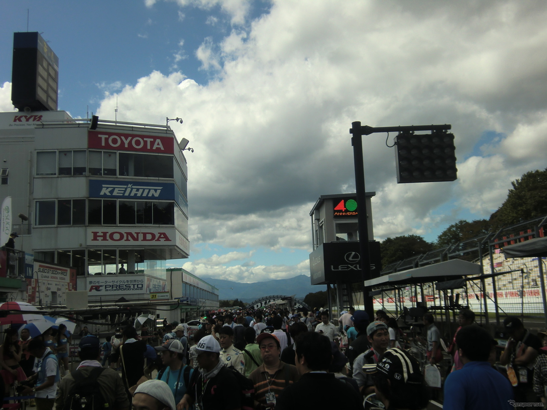SUGO戦は予選日から多くのファンで賑わっている。