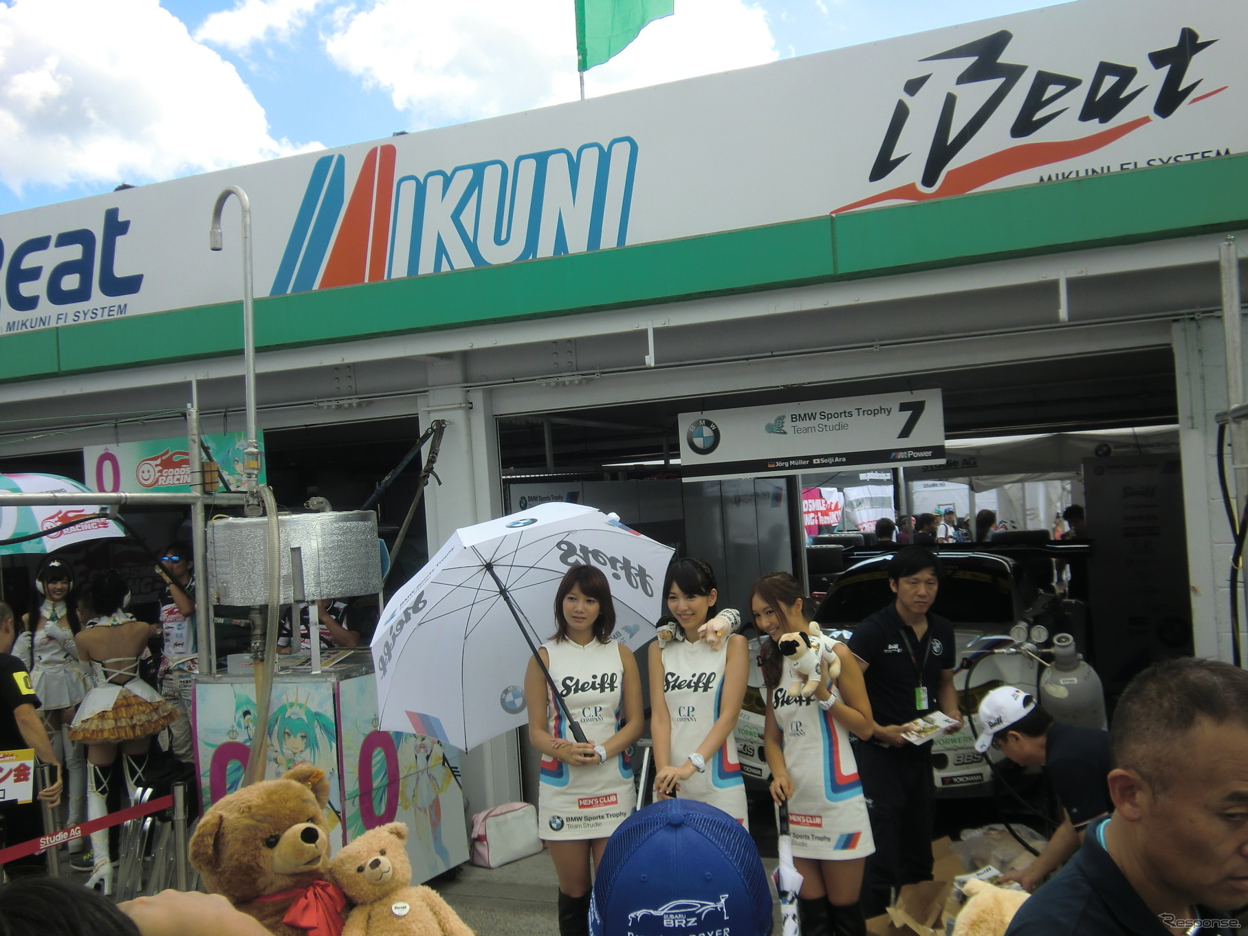 SUGO戦予選日のピットウォーク。