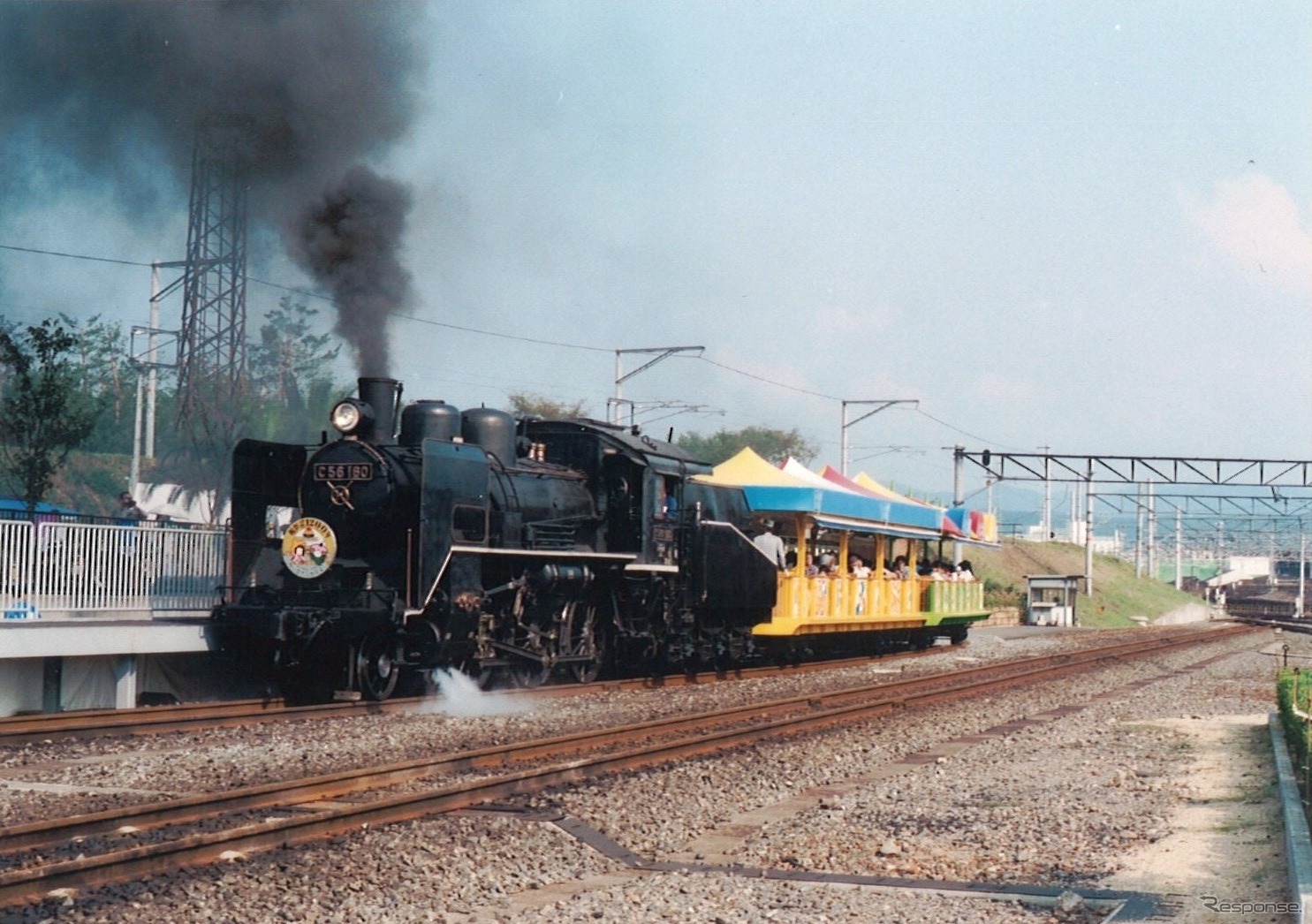 かつての『SLスチーム号』で使われていた客車（右奥）。