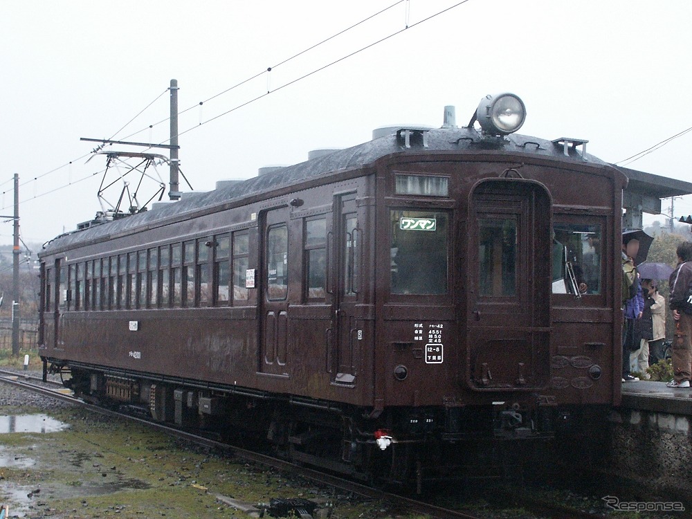 2003年まで小野田線で定期運用されていたクモハ42も展示される（写真は2003年）。