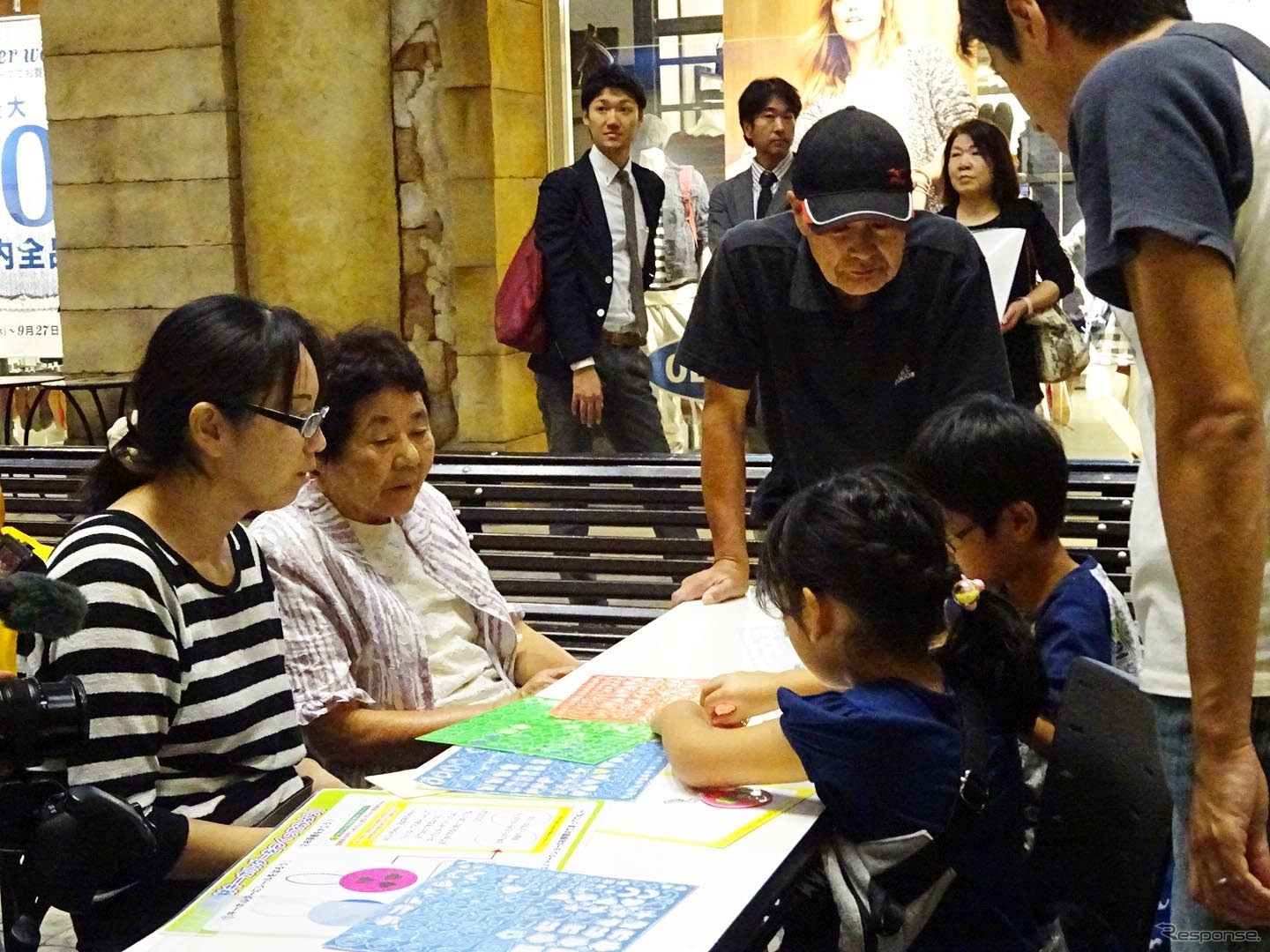 トレッサ横浜で開催されたトヨタの交通安全イベント「反射材でキラリと光ってね！おじいちゃん・おばあちゃん」