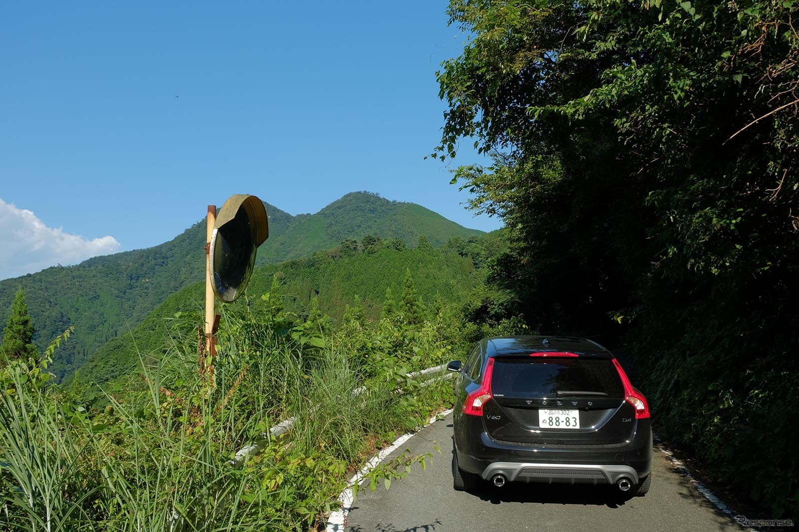 標高が上がるにつれて狭まる道幅。ちょっぴりドキドキできる場所でもある。