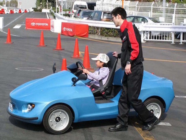 子ども向け自動車の屋外乗車体験