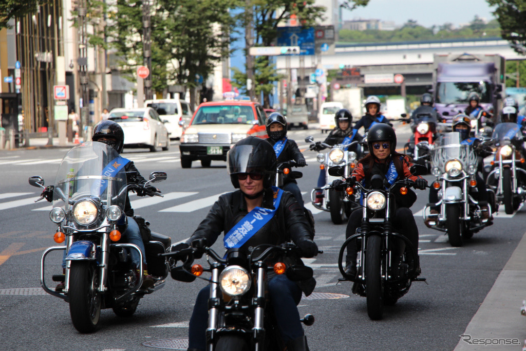 女性ハーレーライダーたちが銀座を交通安全パレード