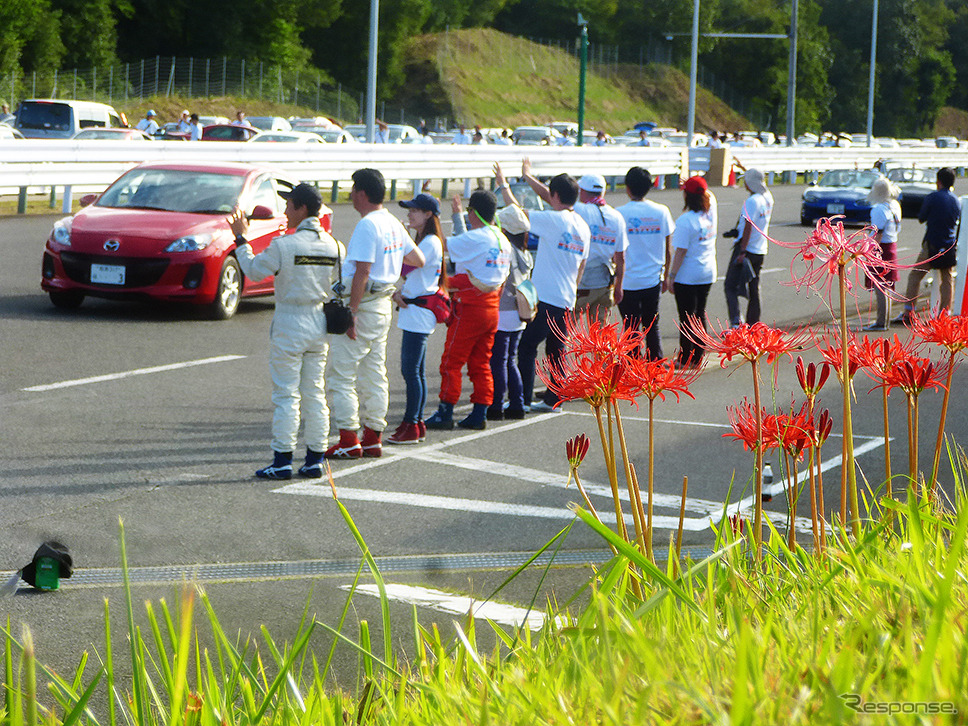 彼岸花（曼珠沙華）咲くマツダ三次試験場。ル・マンの787Bや昭和のR360クーペが走った