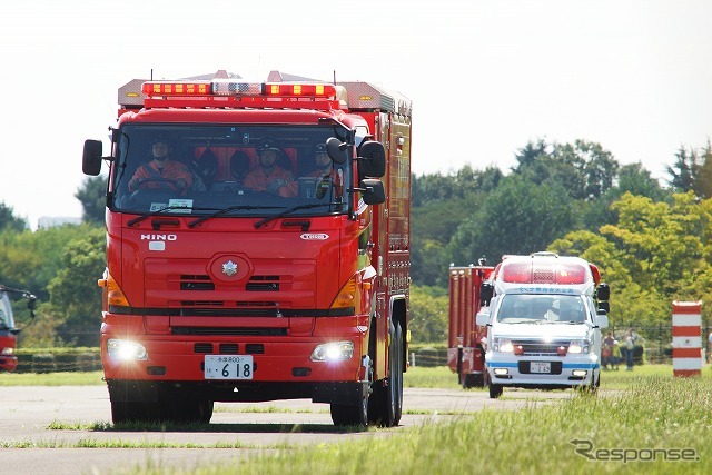 東京消防庁、警視庁、自衛隊は車両も投入し、災害対処の実演を披露している。