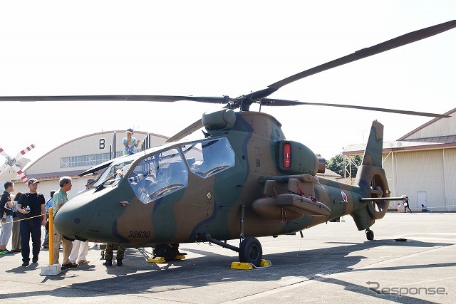 自衛隊の観測ヘリコプター「OH-1」は操縦席を公開。