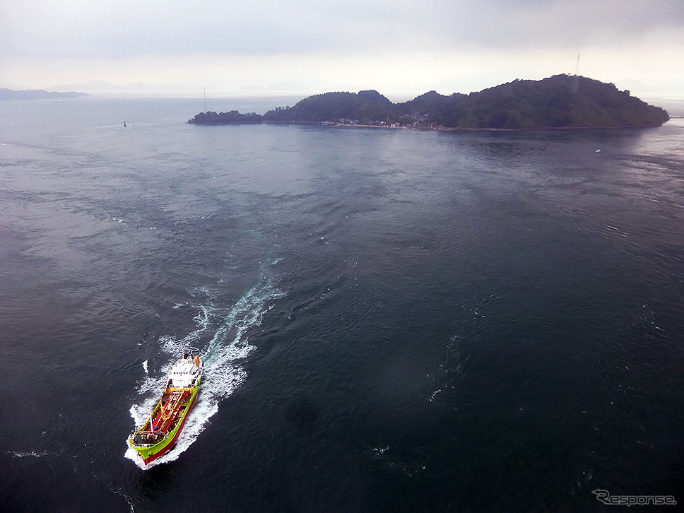 しまなみ海道の来島海峡大橋をレンタサイクルで走る。世界的にも珍しい順中逆西航法で知られる来島海峡を行く船を見下ろしながら