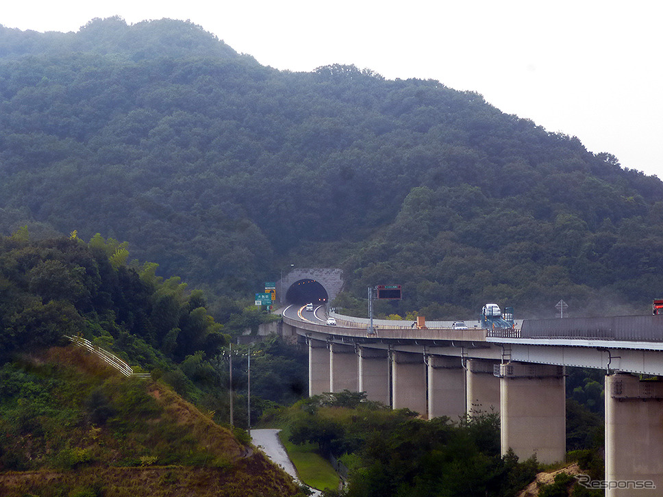 しまなみ海道の来島海峡大橋北端から尾道方面を眺める