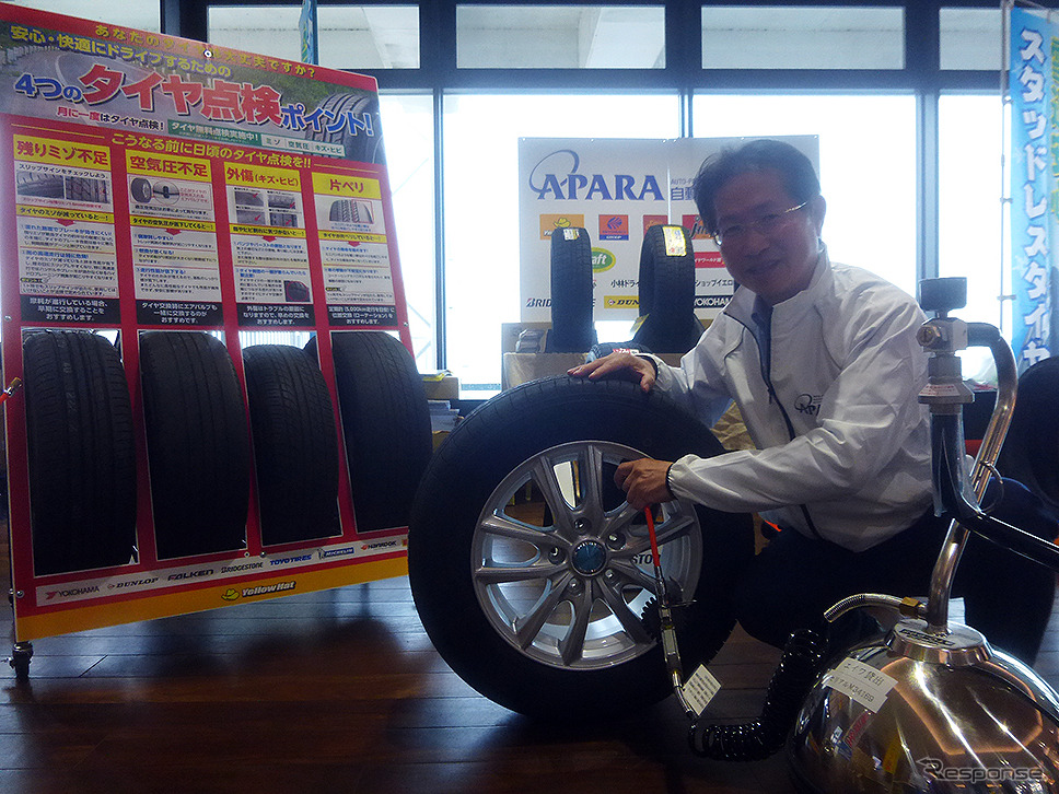海ほたるPAで9月25日に実施された「タイヤ安全点検」啓発イベントで、ドライバーたちにタイヤ安全点検の重要性を伝えるAPARA会長・森本弘徳氏（オートバックスセブン取締役副社長執行役員）