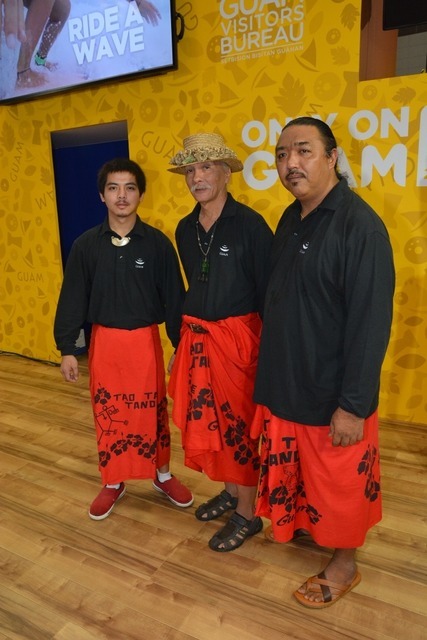 ツーリズムEXPOジャパン2015　グアム政府観光局ブース（P-05）　チャモロダンスの第一人者フランシスコB・ラボン氏と、そのお弟子さん