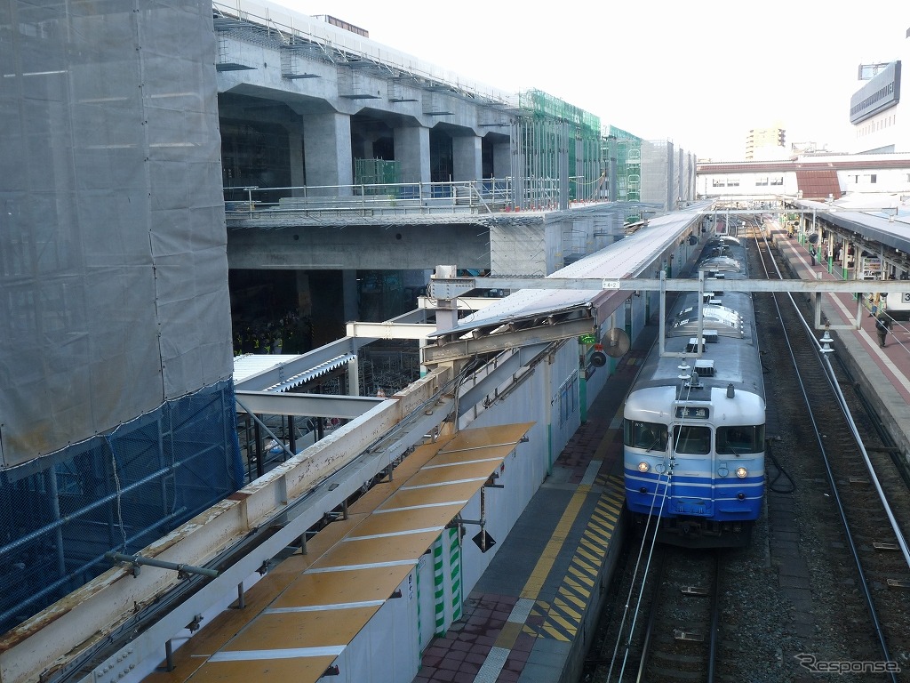 新潟駅では現在、在来線ホームを高架化する工事が進められている。