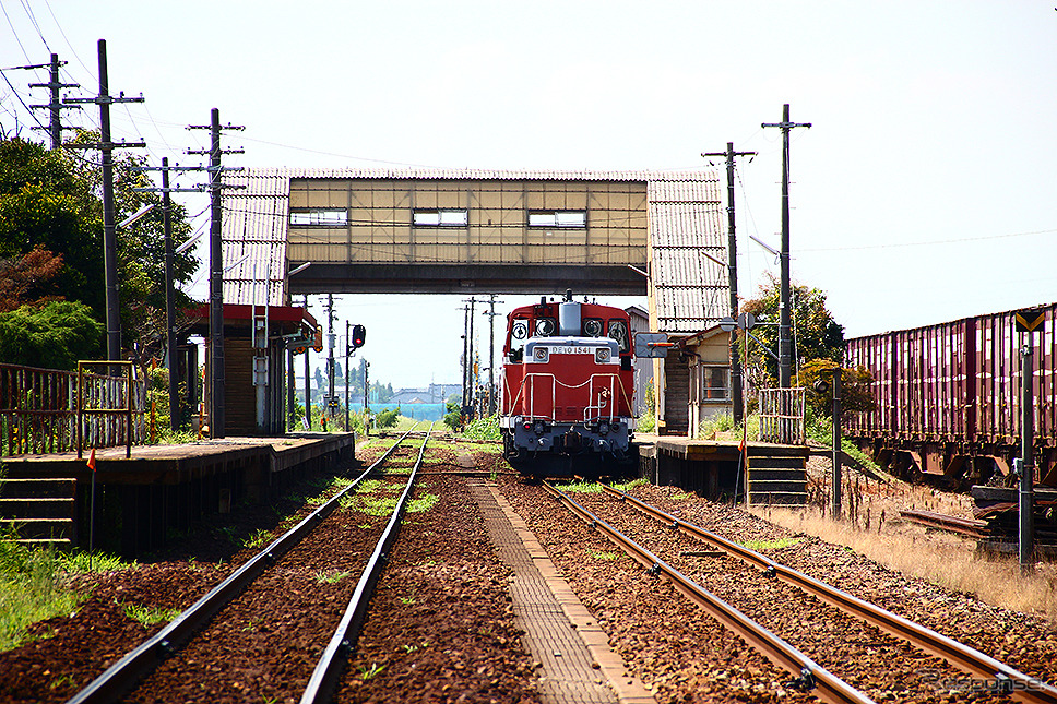 二塚駅で待機する高岡方面行き貨物列車