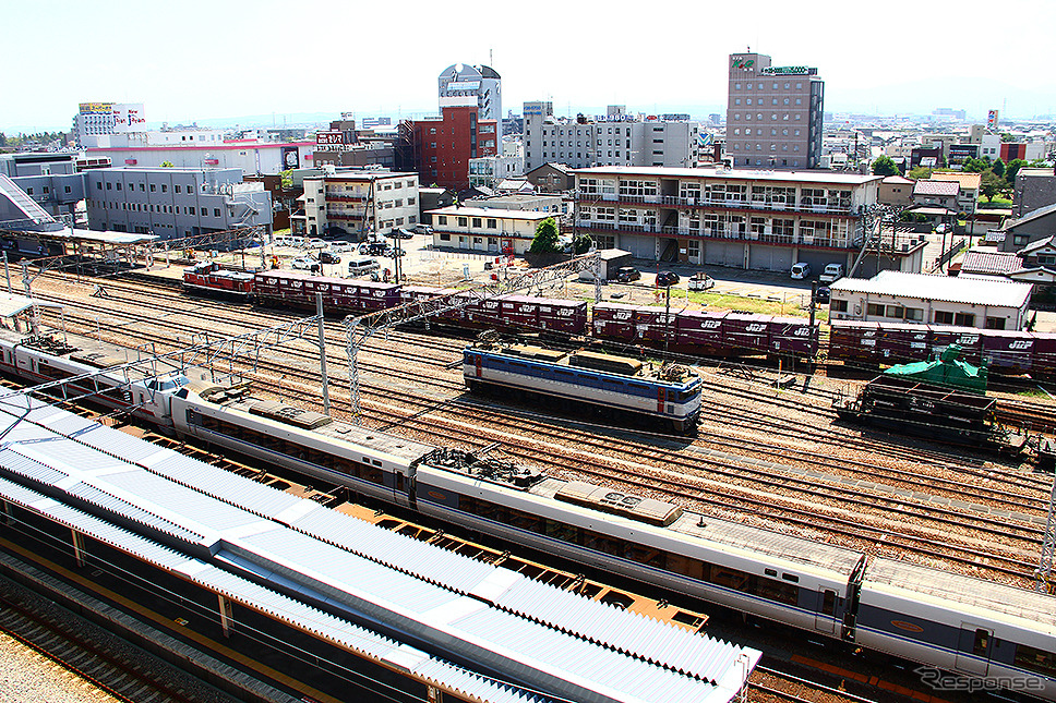 高岡駅へ進入する貨物列車