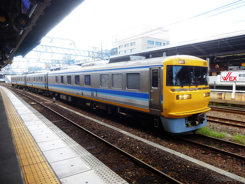 検測装置取替で機能向上が図られる「ドクター東海」（JR東海キヤ95系）。9月下旬、名古屋駅を着発していたDR1編成は、1996年に日本車輌製造で製造されたもの