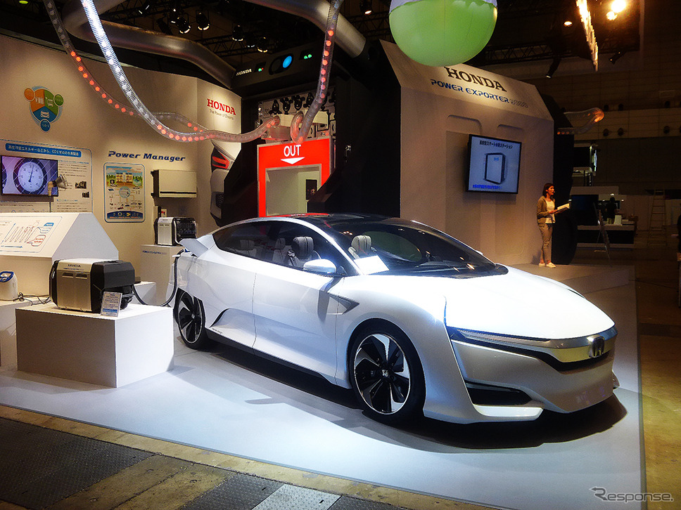 世界初公開となるホンダ外部給電器「Power Exporter 9000」と新型FCVコンセプトカー「Honda FCV CONCEPT」（CEATEC JAPAN 2015／幕張メッセ／10月7～10日）