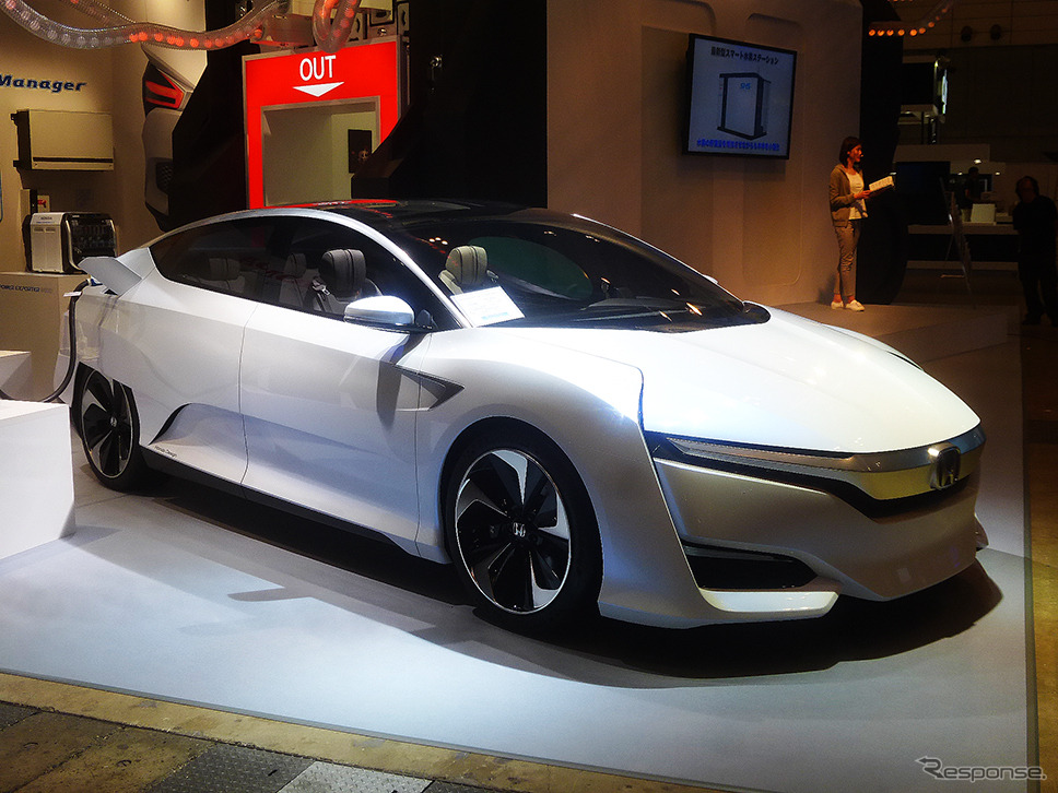 世界初公開となるホンダ外部給電器「Power Exporter 9000」と新型FCVコンセプトカー「Honda FCV CONCEPT」（CEATEC JAPAN 2015／幕張メッセ／10月7～10日）
