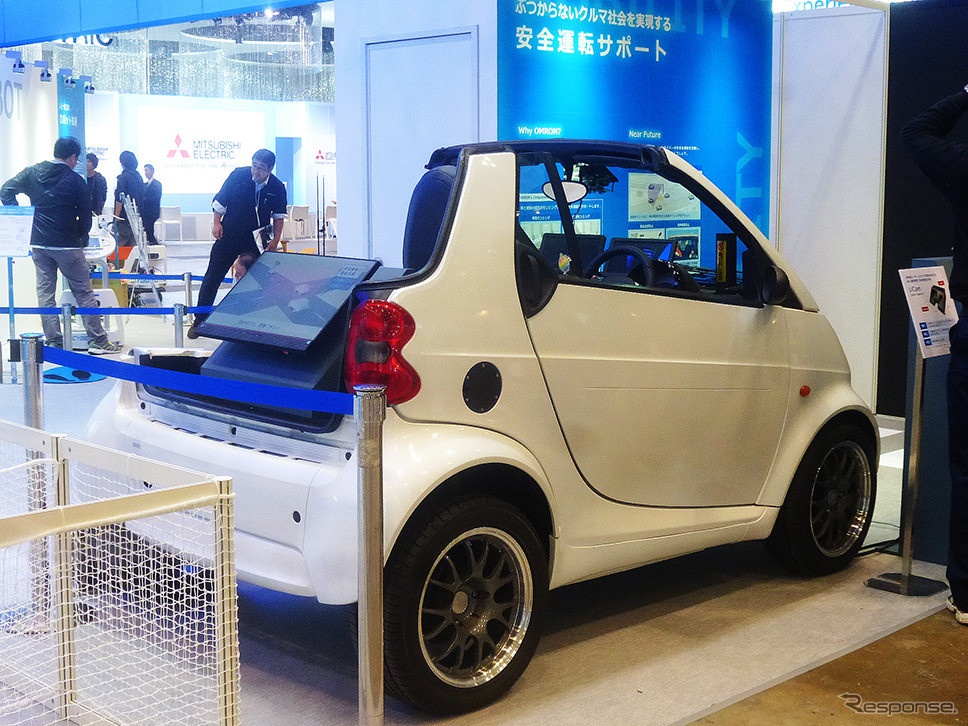オムロンの車載用カメラ一体型距離センサー「LiCam」が前方の歩行者をとらえる（CEATEC JAPAN 2015／幕張メッセ／10月7～10日）