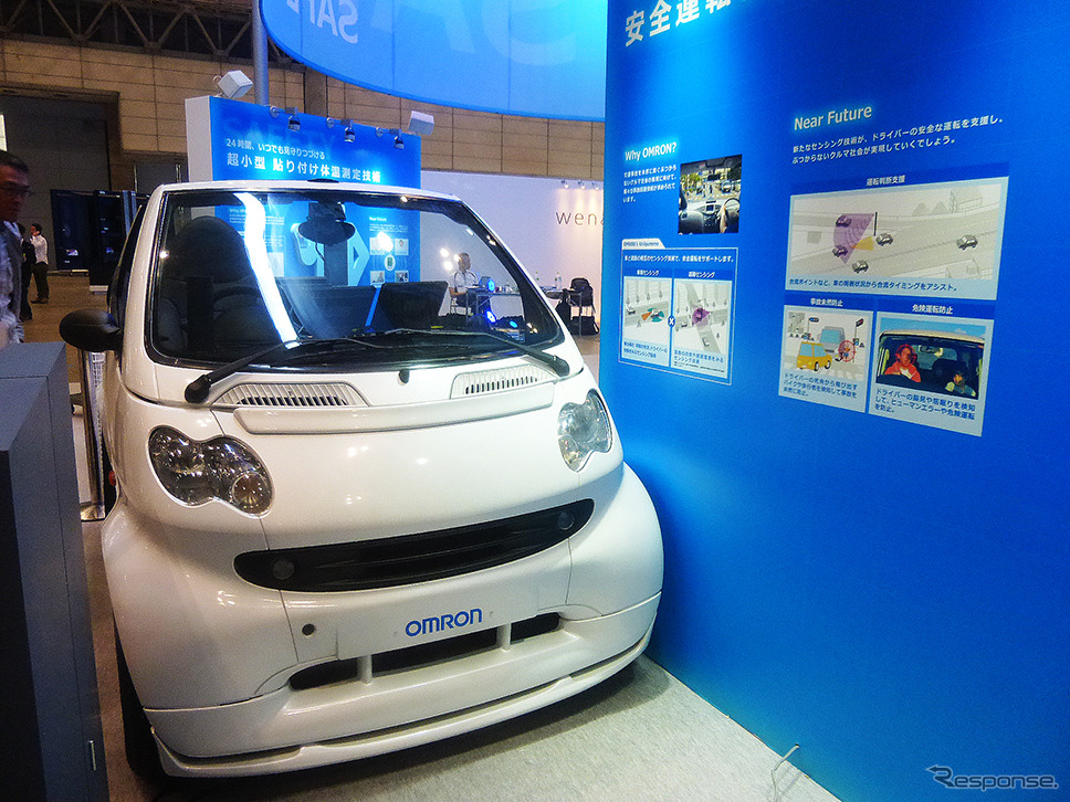 オムロンの車載用カメラ一体型距離センサー「LiCam」が前方の歩行者をとらえる（CEATEC JAPAN 2015／幕張メッセ／10月7～10日）
