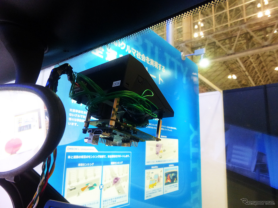 オムロンの車載用カメラ一体型距離センサー「LiCam」が前方の歩行者をとらえる（CEATEC JAPAN 2015／幕張メッセ／10月7～10日）