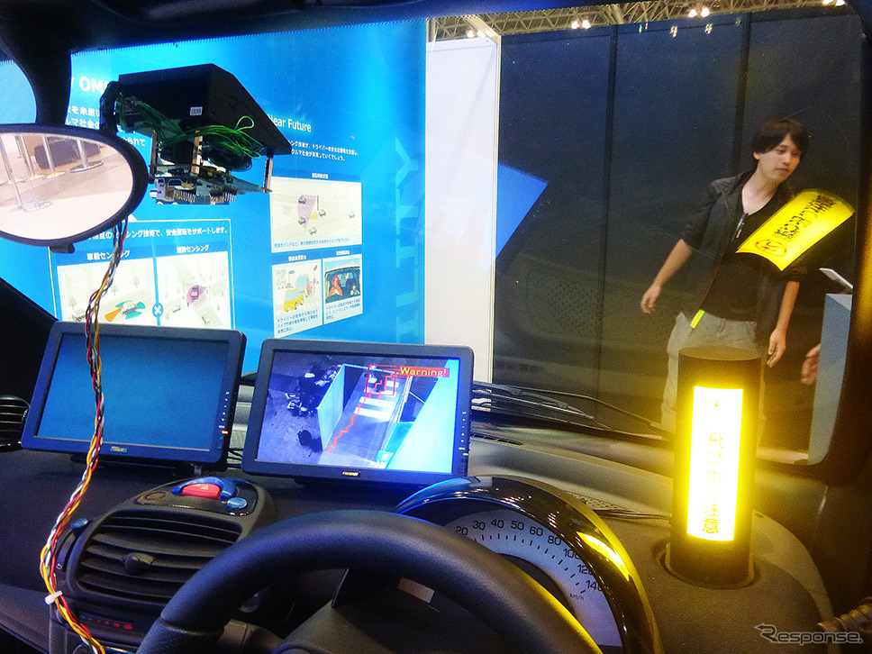オムロンの車載用カメラ一体型距離センサー「LiCam」が前方の歩行者をとらえる（CEATEC JAPAN 2015／幕張メッセ／10月7～10日）