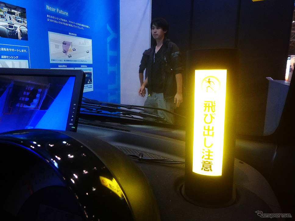 オムロンの車載用カメラ一体型距離センサー「LiCam」が前方の歩行者をとらえる（CEATEC JAPAN 2015／幕張メッセ／10月7～10日）