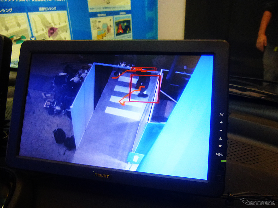 オムロンの車載用カメラ一体型距離センサー「LiCam」が前方の歩行者をとらえる（CEATEC JAPAN 2015／幕張メッセ／10月7～10日）