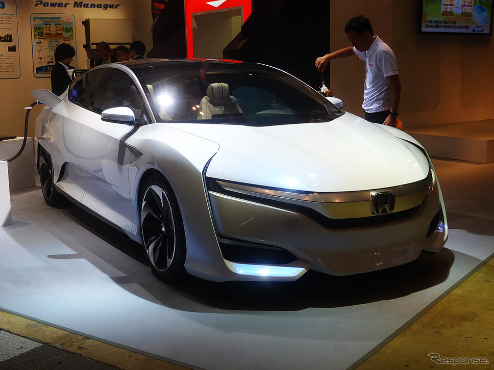 世界初公開となるホンダ外部給電器「Power Exporter 9000」と新型FCVコンセプトカー「Honda FCV CONCEPT」（CEATEC JAPAN 2015／幕張メッセ／10月7～10日）