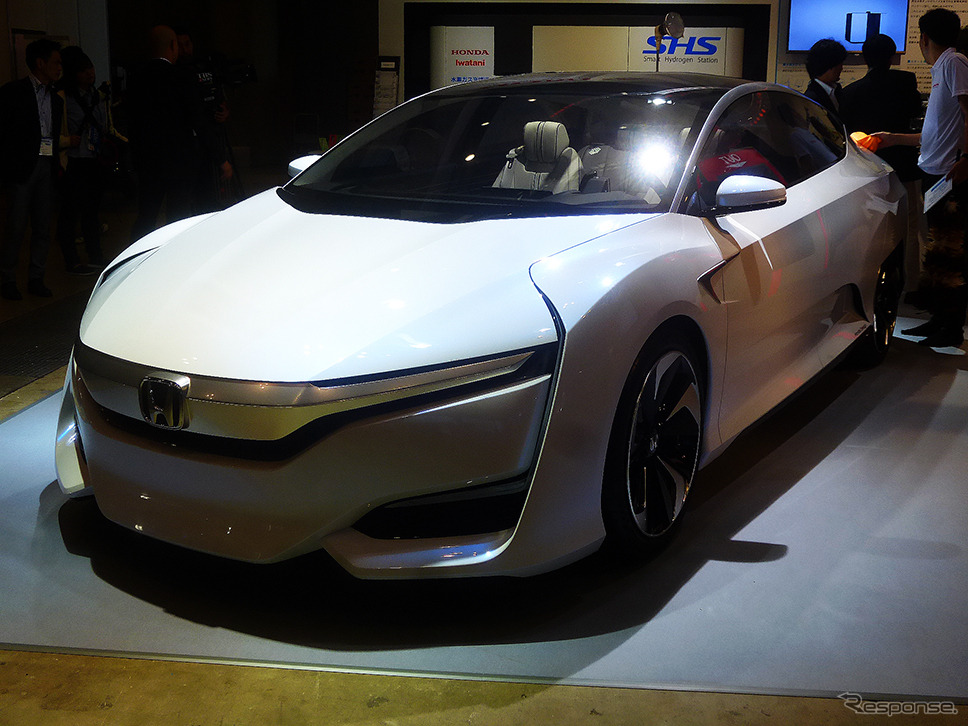 世界初公開となるホンダ外部給電器「Power Exporter 9000」と新型FCVコンセプトカー「Honda FCV CONCEPT」（CEATEC JAPAN 2015／幕張メッセ／10月7～10日）