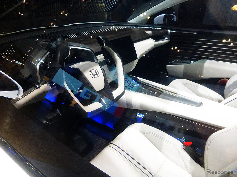 世界初公開となるホンダ外部給電器「Power Exporter 9000」と新型FCVコンセプトカー「Honda FCV CONCEPT」（CEATEC JAPAN 2015／幕張メッセ／10月7～10日）