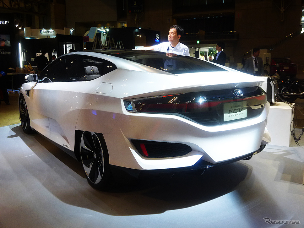 世界初公開となるホンダ外部給電器「Power Exporter 9000」と新型FCVコンセプトカー「Honda FCV CONCEPT」（CEATEC JAPAN 2015／幕張メッセ／10月7～10日）