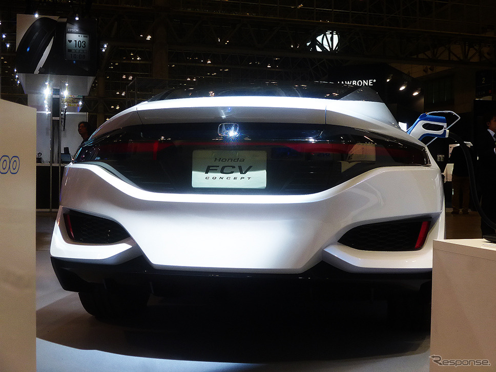 世界初公開となるホンダ外部給電器「Power Exporter 9000」と新型FCVコンセプトカー「Honda FCV CONCEPT」（CEATEC JAPAN 2015／幕張メッセ／10月7～10日）