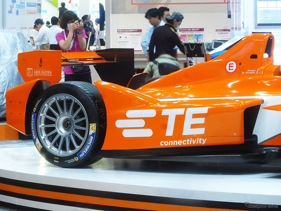 タイコエレクトロニクスジャパンは、アンドレッティ・フォーミュラーEテストカーを展示し、同車に採用されているTE Connectivityのコネクタなどを紹介（CEATEC JAPAN 2015／幕張メッセ／10月7～10日）