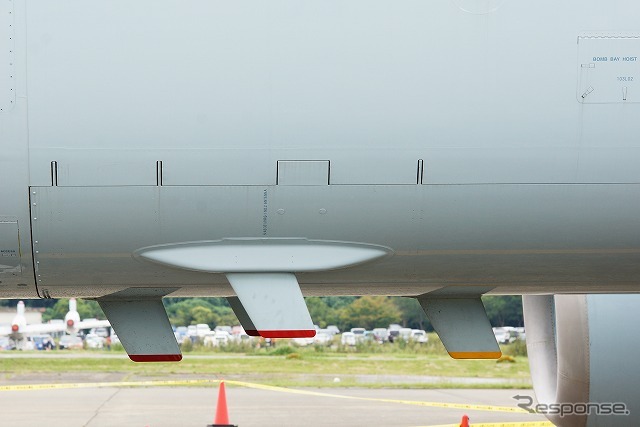 機体前方には爆弾槽があり、対艦ミサイルなどを搭載・格納できる。