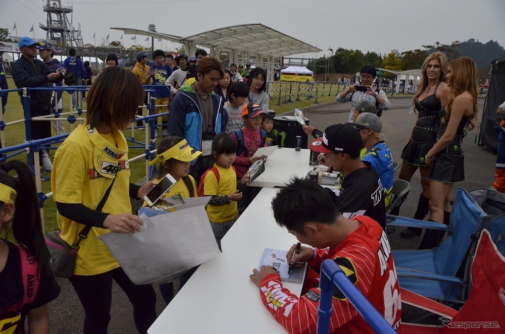 華麗な空中技で魅了…レーストラックの外もヒートアップ（MotoGP 日本GP）